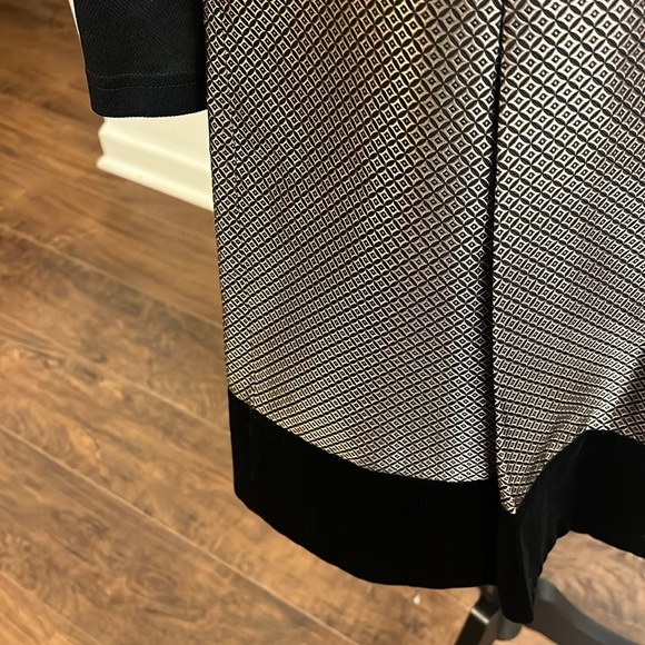 Ann Taylor Silk and Cotton Blend Gold Print and Faux Velvet Lined Skirt, Sz. 2. - Picture 9 of 12